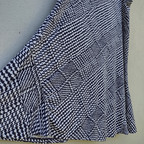 New York & Company Black & White Stretchy Pull Up Knee Length Skirt Size Large - Picture 2 of 5